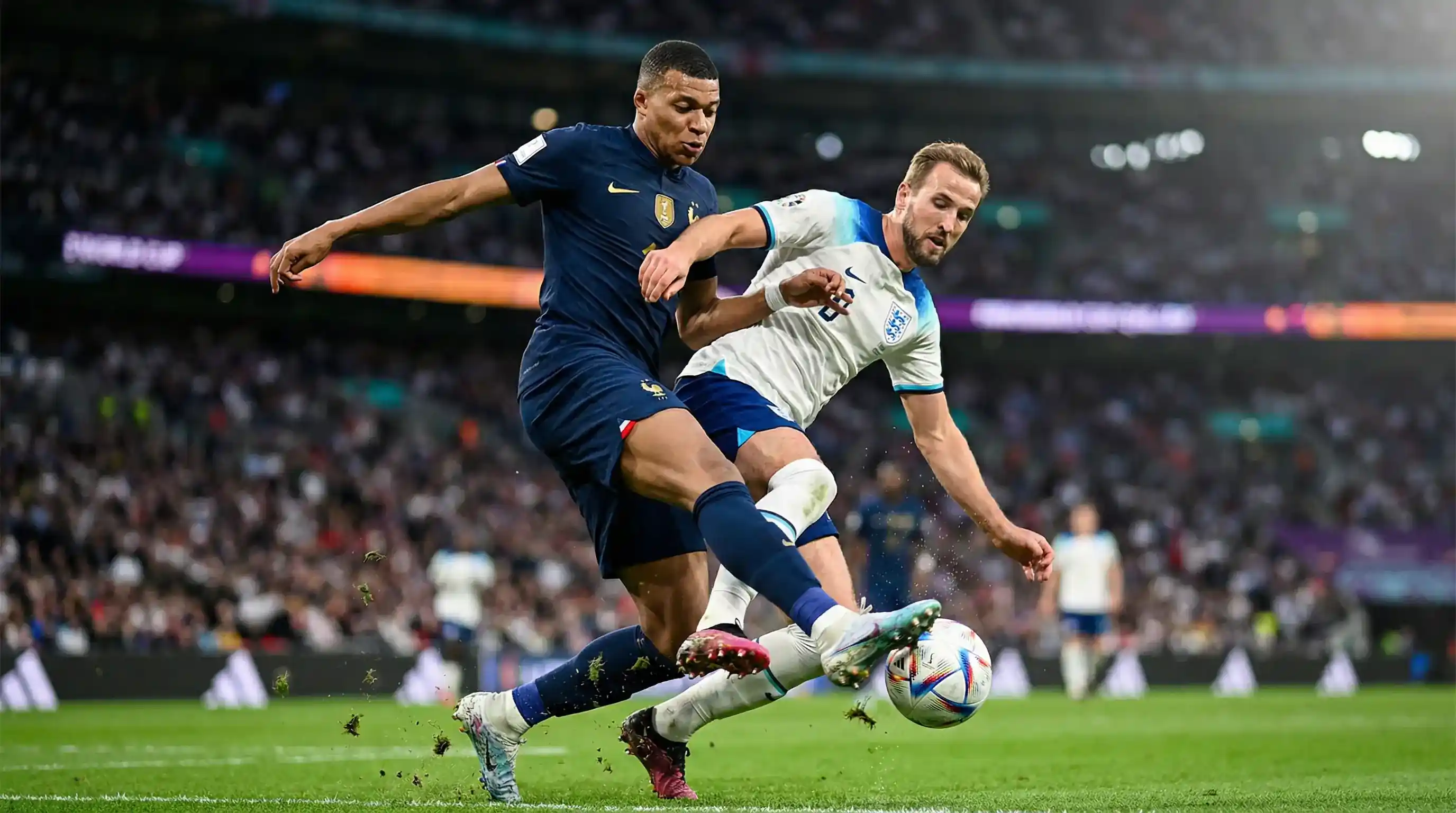 Imreoirí sacair ag iomaíocht ar pháirc ghlasféar le linn cluiche idirnáisiúnta